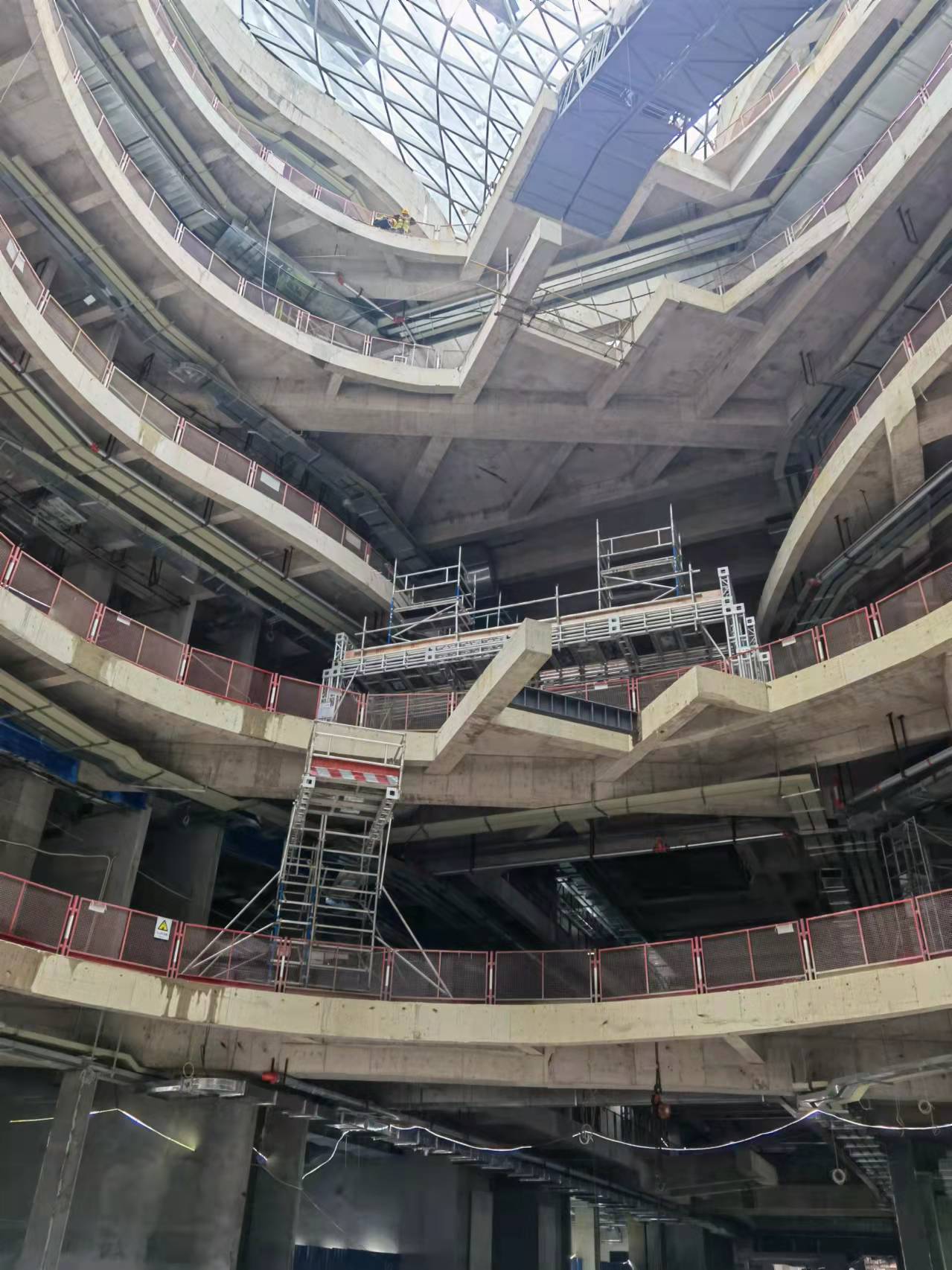 呼和浩特万象城装修施采用英司腾铝合金脚手架跨障架外悬挑架